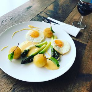 szparagi z jajkiem